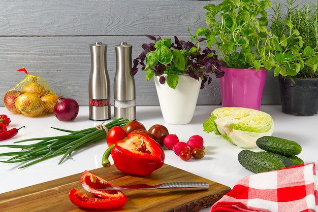 Кухонный стол с ингредиентами